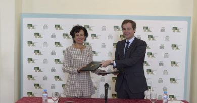 Ana Botín y Antonio González Terol firmando un acuerdo de colaboración