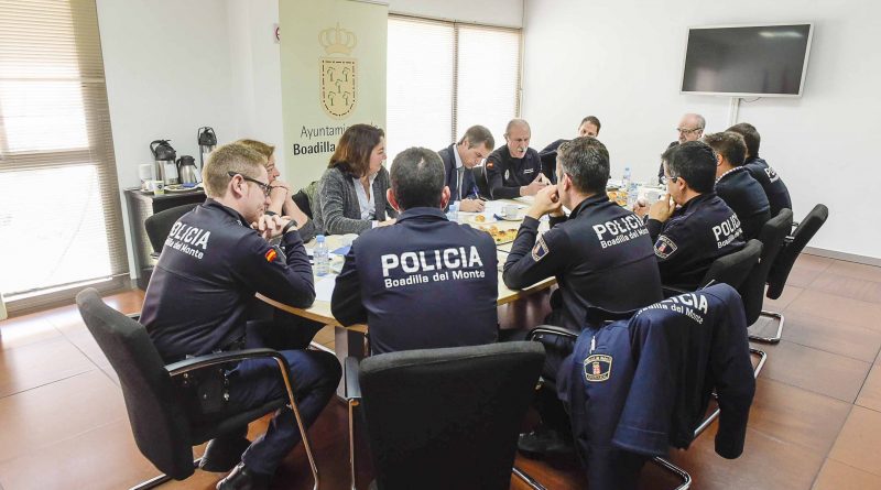Policia Local de Boadilla del Monte reunida con el Alcalde en el Ayuntamiento