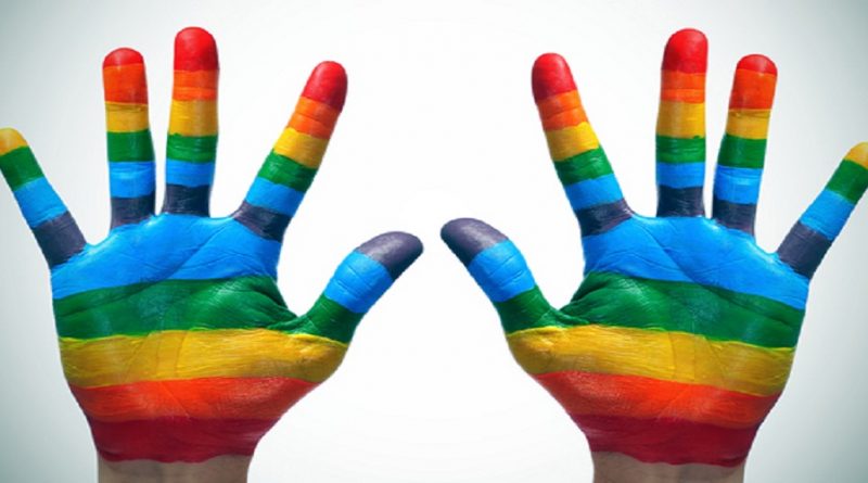 Manos arco iris en favor del colectivo LGTB