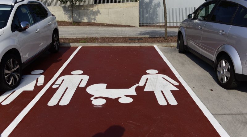 Plazas de aparcamiento para embarzadas y coches que lleven niños