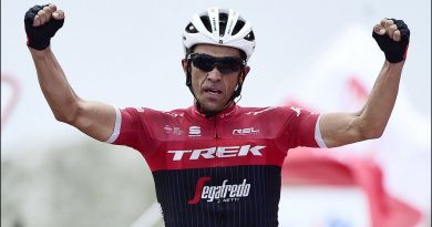 Contador celebrando su victoria en L'Angliru