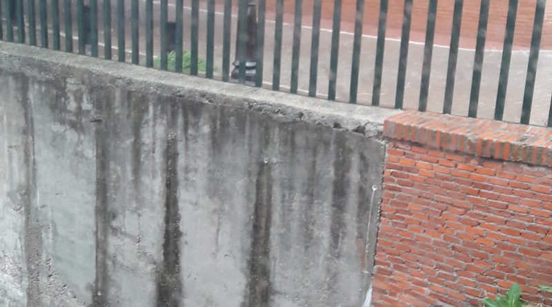 Filtraciones muro en calle convento con PLaza de la Cruz