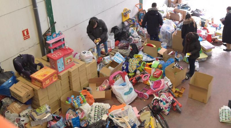 Kelisidina Ayuda dona al Ayuntamiento juguetes nuevos para regalar en Reyes a los niños más desfavorecidos