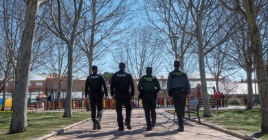 Teleboadilla. Guardias Civiles y Policían Muncipales caminan hacia un parque en Boadilla del Monte