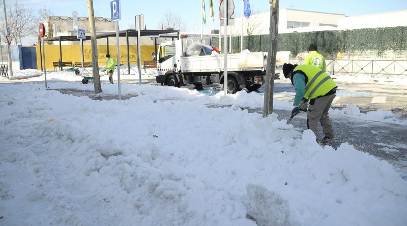 Teleobadilla. Operarios del ayuntamiento retiran nieve de las calles de Boadilla del Monte