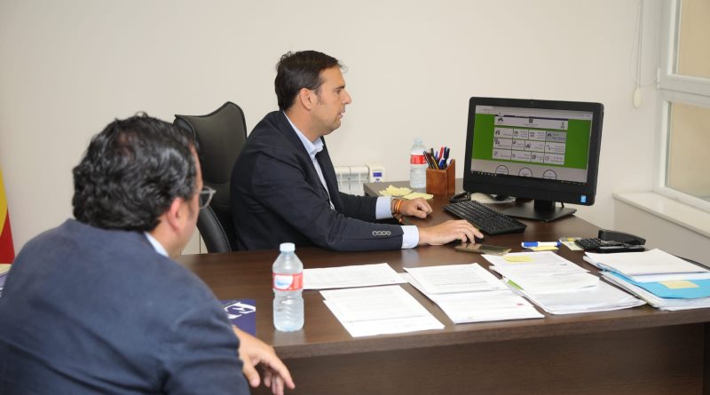 El Alcalde de Boadilla Javier Úbeda con un gestor de la sede electrónica de la EMSV