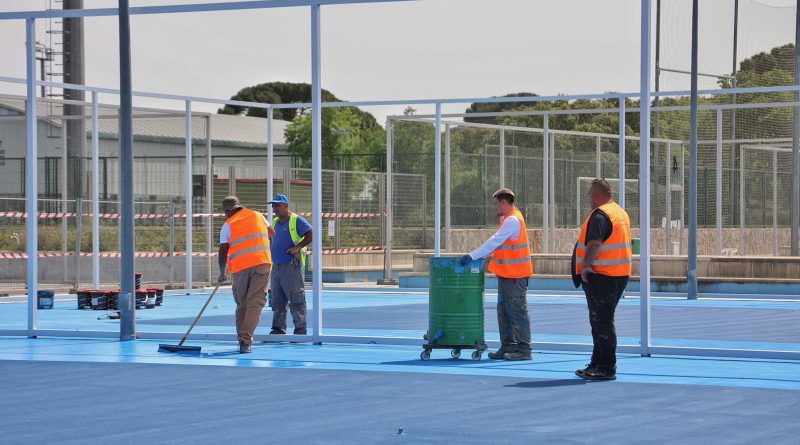 Teleboadilla. Operarios reparan las pistas de tenis del Complejo Deportivo Ángel Nieto