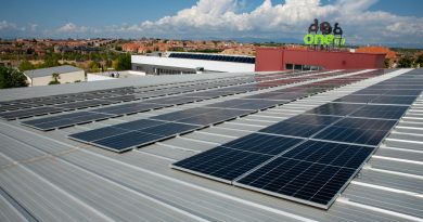 Teleboadilla. Paneles solares fotovoltaicos en el tejado del Centro deportivo Beone