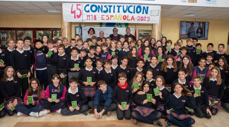 Teleboadilla. Escolares de Boadilla con un ejemplar de la Constitución Española