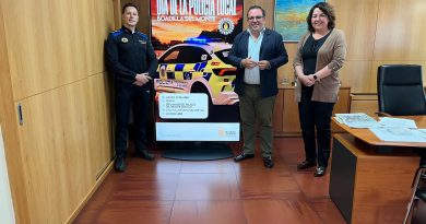 Homenaje a su Policía Local en una jornada de gala frente al Palacio