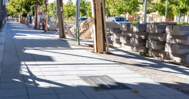 Continúa la renovación del acerado en la avenida Siglo XXI